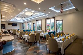 The Avenue Grand