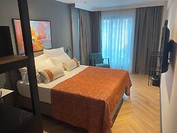 In The Middle Hotel