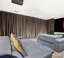 Bayview Luxe Entertainer Pool World Class View
