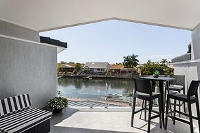 Modern Waterfront Retreat Private Pool Dock