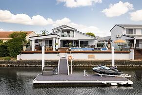 Modern Waterfront Retreat Private Pool Dock