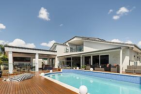 Modern Waterfront Retreat Private Pool Dock
