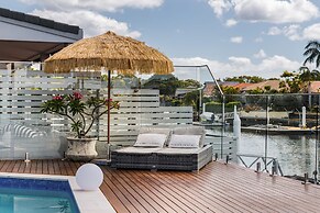 Modern Waterfront Retreat Private Pool Dock