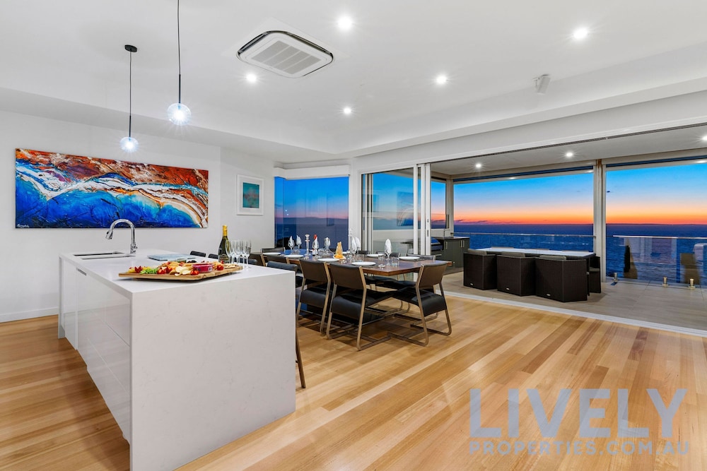 Hillside Luxe With Spa Bay Views