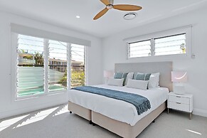 LEO2-Sophisticated Beach Holiday Home