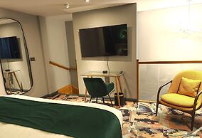 Pinnacle Suites