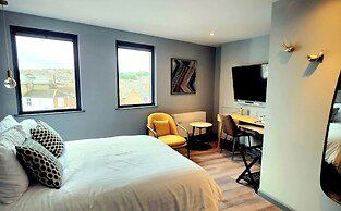 Pinnacle Suites