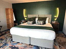 Pinnacle Suites