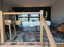 Pinnacle Suites