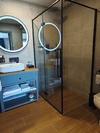 Pinnacle Suites