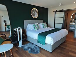 Pinnacle Suites