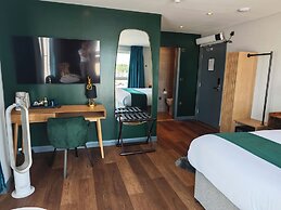 Pinnacle Suites