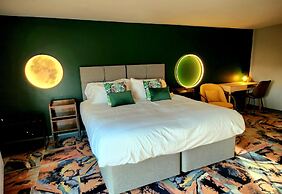 Pinnacle Suites