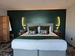 Pinnacle Suites