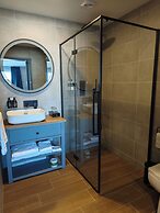 Pinnacle Suites