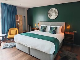 Pinnacle Suites