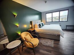 Pinnacle Suites