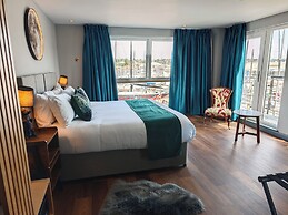 Pinnacle Suites