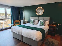 Pinnacle Suites