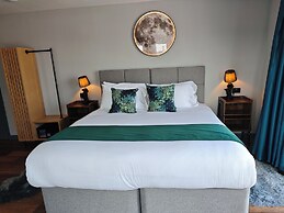 Pinnacle Suites