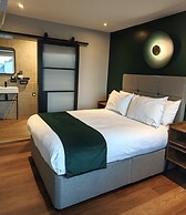 Pinnacle Suites