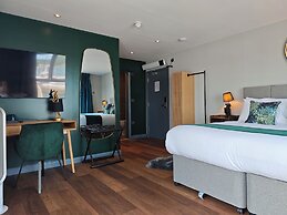 Pinnacle Suites