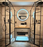 Pinnacle Suites