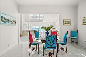 Modern, Stunning & Bright Central Beach Villa