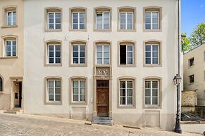Modern Apt Old Town w Panoramic View ID4