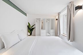 Modern Apt Old Town w Panoramic View ID4