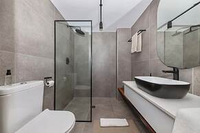 Chic & Sophisticated 1BD Apartment - Sea Point