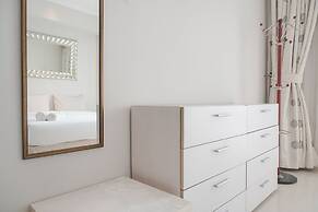 Homey And Comfort Stay 2Br Bellezza Apartment
