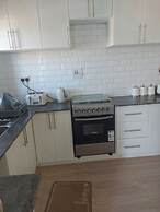 Cozy 2-bed Apartment in Akright City, Bwebajja