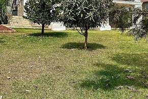 Cozy 2-bed Apartment in Akright City, Bwebajja