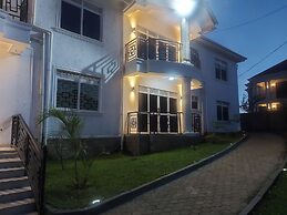 Cozy 2-bed Apartment in Akright City, Bwebajja