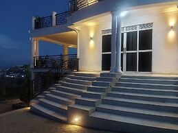 Cozy 2-bed Apartment in Akright City, Bwebajja