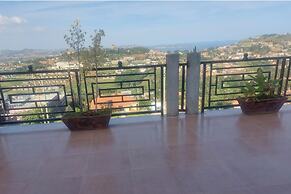 Cozy 2-bed Apartment in Akright City, Bwebajja
