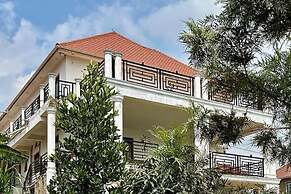 Cozy 2-bed Apartment in Akright City, Bwebajja