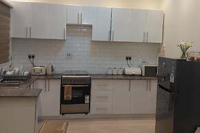 Cozy 2-bed Apartment in Akright City, Bwebajja