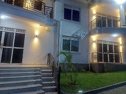 Cozy 2-bed Apartment in Akright City, Bwebajja