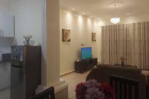Cozy 2-bed Apartment in Akright City, Bwebajja