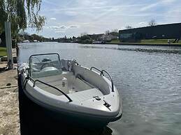 River View Guest House, Jacuzzi, Boat, Fire Hire
