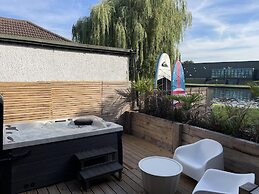 River View Guest House, Jacuzzi, Boat, Fire Hire
