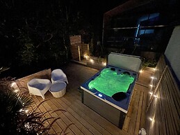 River View Guest House, Jacuzzi, Boat, Fire Hire