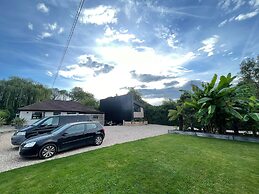 River View Guest House, Jacuzzi, Boat, Fire Hire