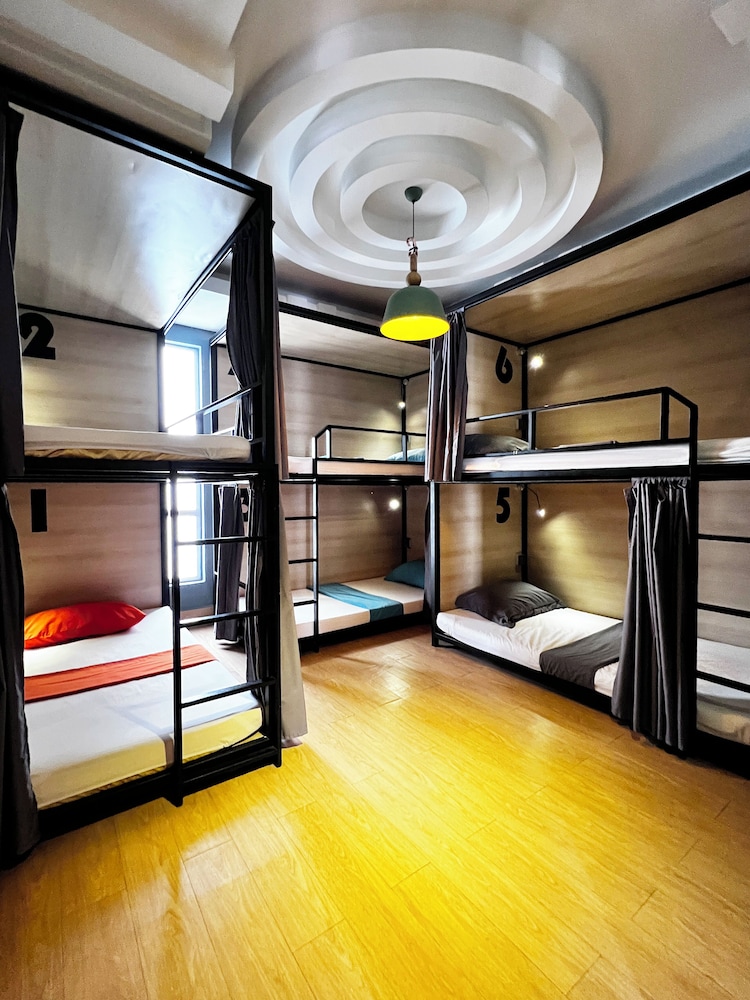 THE PLACE Hostel & Pool Bar