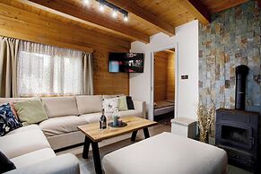 Cottage with pool playground and privacy