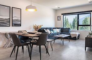 Slopes and Green by Revelstoke Vacations