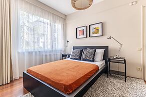 Spacious Flat w Balcony 3 min to Bagdat Ave