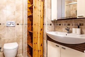 Spacious Flat w Balcony 3 min to Bagdat Ave